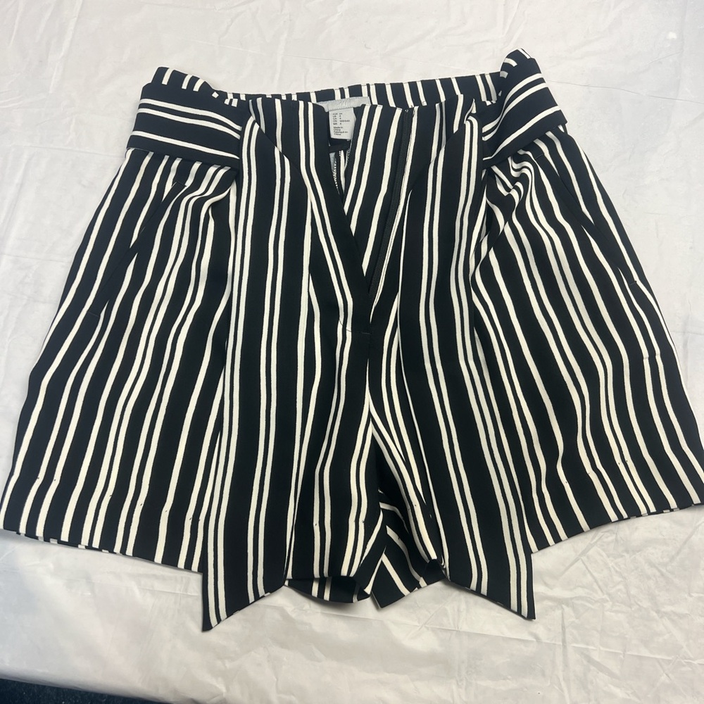 Black and White Striped Women's Shorts H&M - size 4